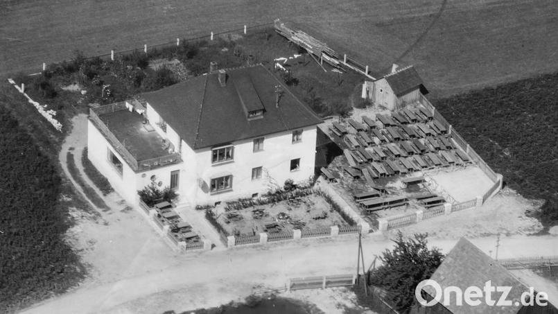 Das Café Erras in den ersten Jahren. Zum Gasthaus an der Straße nach Aschach gehörte ein großer Biergarten. Bild: Familie Erras