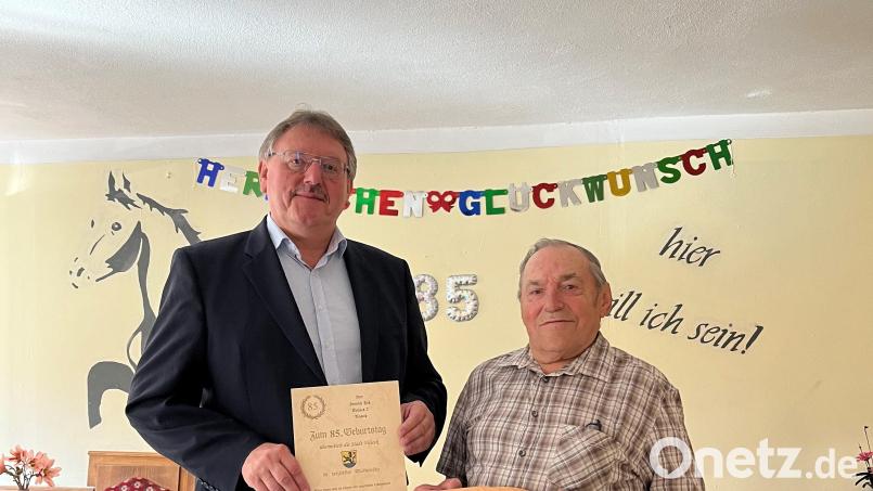 Bürgermeister Hans-Martin Schertl (links) gratuliert dem Jubilar Heinrich Fick im Reiterstüberl zum 85. Geburtstag. Bild: Stefanie Gradl