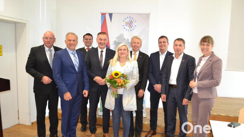 Ein Teil des neu gewählte Präsidiums der Euregio Egrensis, Arbeitsgemeinschaft Bayern zusammen mit Staatsministerin Melanie Huml (Mitte). Bild: Silke Meier