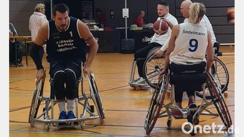 Spannenden Rollstuhl-Basketballsport gab es in der Weidener Realschulsporthalle zu sehen. Bild: exb