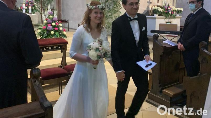 Anne (geborene Fischer) und Benedikt Beigl konnten die strengen Auflagen wegen Corona nicht abschrecken. Nach der standesamtlichen Hochzeit vor einem Jahr ließen sie sich heuer am 13. Juni in Nabburg trauen. Die große Feier mit 120 Gästen im Jugendwerk musste allerdings ausfallen. Bild: Eva Fischer/exb