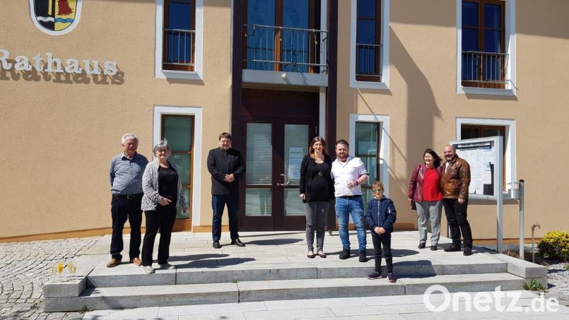 Nur die engsten Angehörigen dürfen mit dabei sein, wenn es zur Hochzeit im Tief der Corona-Pandemie kommt: In der Mitte das Brautpaar Sabrina Uebel und Ingo Weiner, links daneben der die standesamtliche Trauung vollziehende Bürgermeister Christian Ziegler. Auch für das Erinnerungsfoto vor dem Rathaus war vorgegeben: „Abstand halten!“ Bild: Houschka