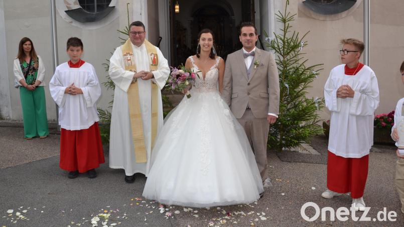 Annalena Kraus aus Vohenstrauß und Bernhard Ring aus Etzgersrieth haben in der Kirche St. Georg in Etzgersrieth geheiratet. Pfarrer Udo Klösel traute das junge Paar. Bild: gi