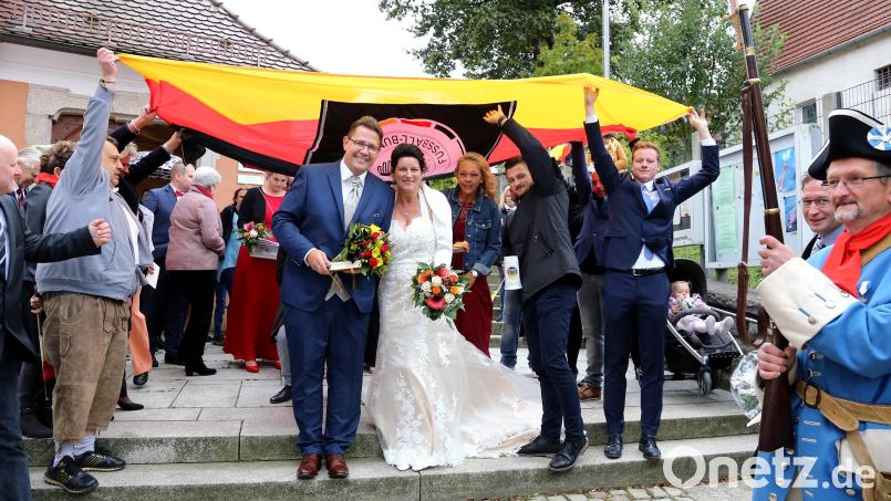 Wehende Fahnen gab es für das Brautpaar von ihren „Flosser Adlern“. Bild: mef