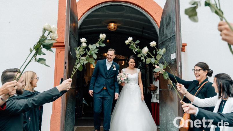 Michaela und Christian Köllner beim Verlassen der Stadtpfarrkirche. Arbetskollegen der IGZ standen Spalier. Bild: kro