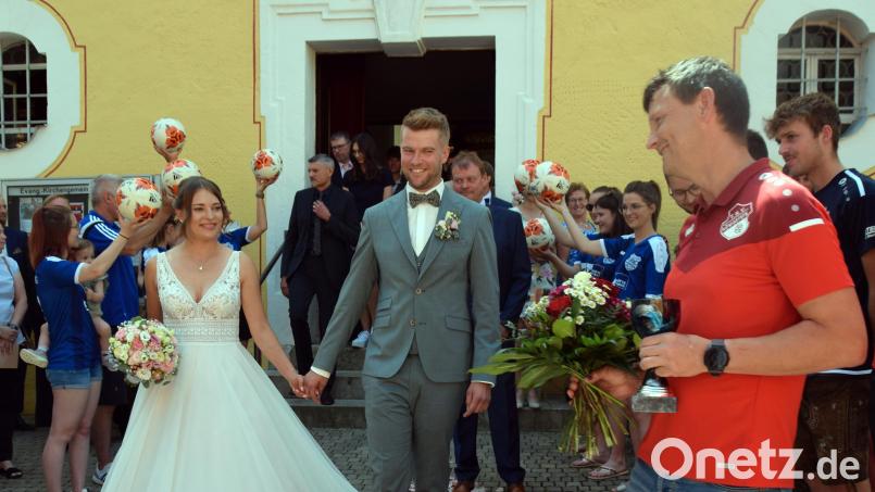 Das Brautpaar nimmt die Glückwünsche von Martin Lederer (rechts) im Namen des Königsteiner Sportvereins entgegen. Bild: wku