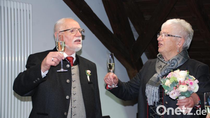 Elfriede Hannawald-Fastner und Rudolf Hannawald sangen nach der Trauung ein Ständchen für den Standesbeamten Martin Rosner. Bild: enz