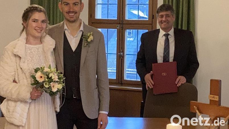 Kristina Schatz und Johannes Stauber gaben sich vor Bürgermeister Edgar Knobloch das Jawort. Bild: mor