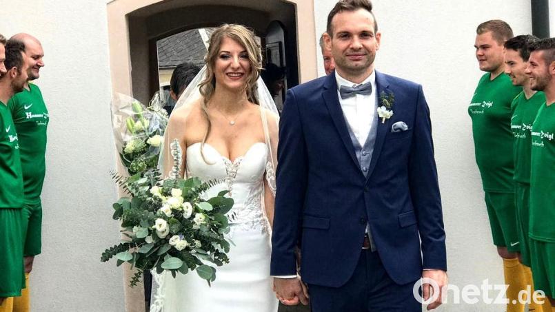 Nach der Trauung warteten die Fußballer des ATSV Tirschenreuth auf Dominik und Sabrina Schnabl. Bild: exb