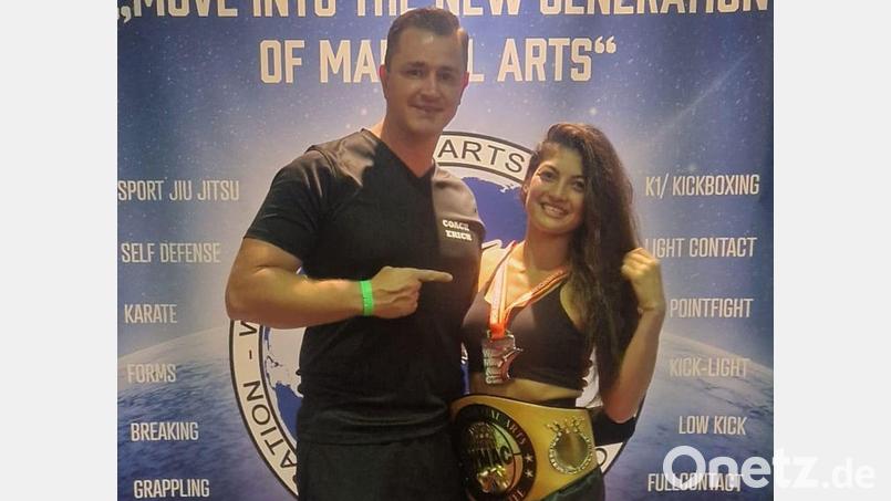Jenny Wurster freut sich mit Trainer Erich Aul über den Gewinn des WM-Titels. Bild: Wurster