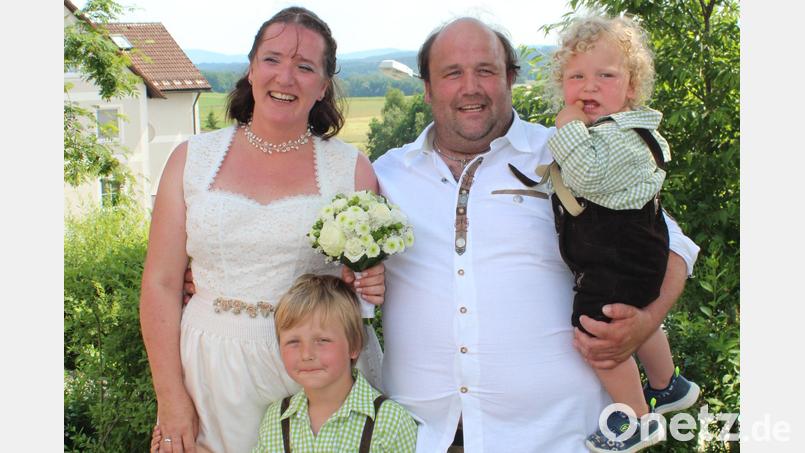 Den Ehebund schlossen Nicole und Martin Bauer. Das Bild zeigt sie mit ihren Söhnen Dominik und Valentin. Bild: nis