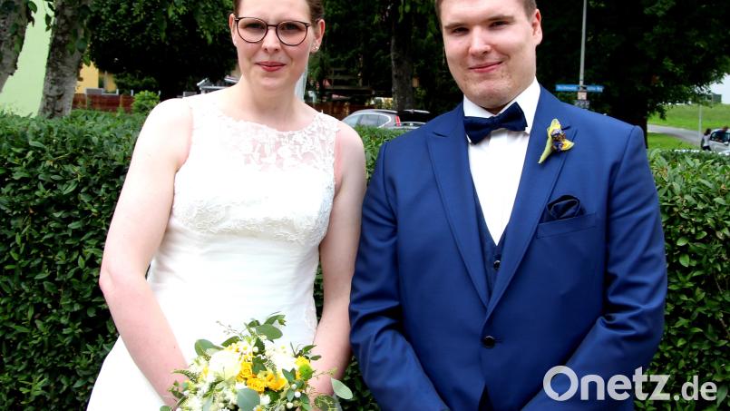 Das Brautpaar Vanessa und Johannes Thoma nach dem Jawort in der Ulrichskirche.. Bild: ds