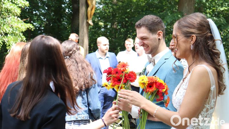 Mit einem Flashmob überrascht und gratuliert der Chor Sin Falta seiner Chorleiterin Katrin und Michael. Bild: myd