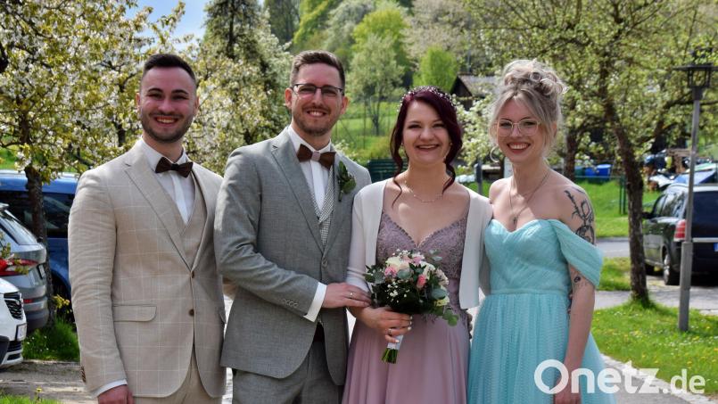 Jessica Strobel und Stefan Schmid (Mitte) mit ihren Trauzeugen Lukas Kohl (links) und Lilian-Christin Kurz (rechts). Bild: wku