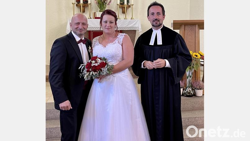 Das frisch vermählte Paar Tanja und Franco Barile mit dem evangelischen Pfarrer Stefan Fischer (von links) in der Hirschauer Gustav-Adolf-Gedächtniskirche. Bild: wku