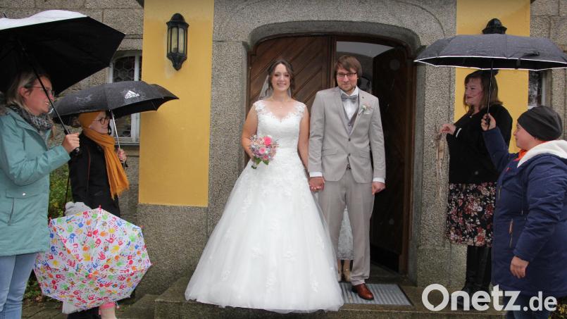 Glückstrahlend verlassen Jennifer und Christian Lobinger die Steinbergkirche bei Bärnau. Mit auf dem Bild ein Teil der Eltern-Kind-Gruppe. Bild: kro
