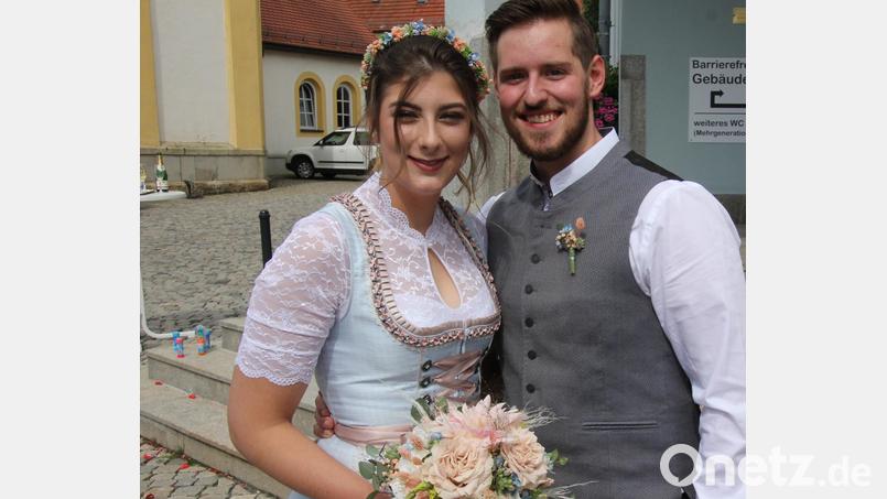 Lea Hilgarth und Max Siller haben jetzt am Mitterteicher Standesamt geheiratet. Bild: kro