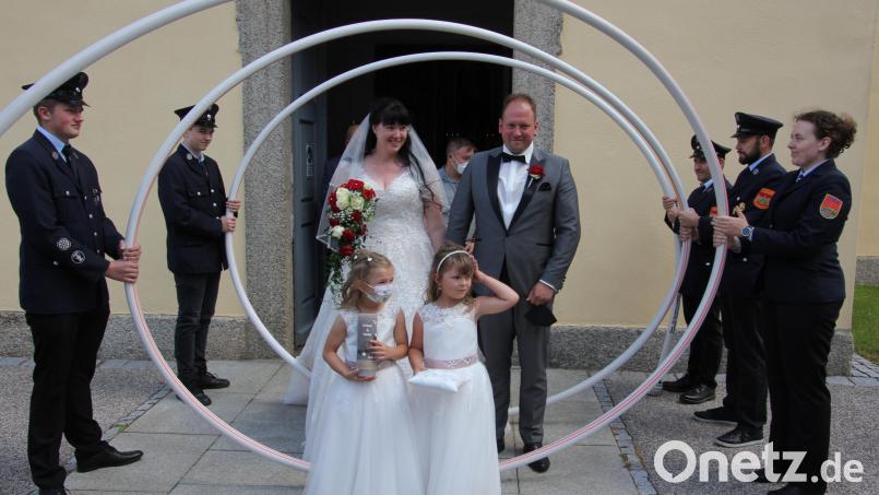 Über ein großes Ehrenspalier freuten sich Stefanie Riebl und Sascha Schenkl nach der kirchlichen Trauung in der Kleinen Kappl in Ottengrün. Vorne im Bild die beiden Brautmädchen Mia und Eva. Bild: kro