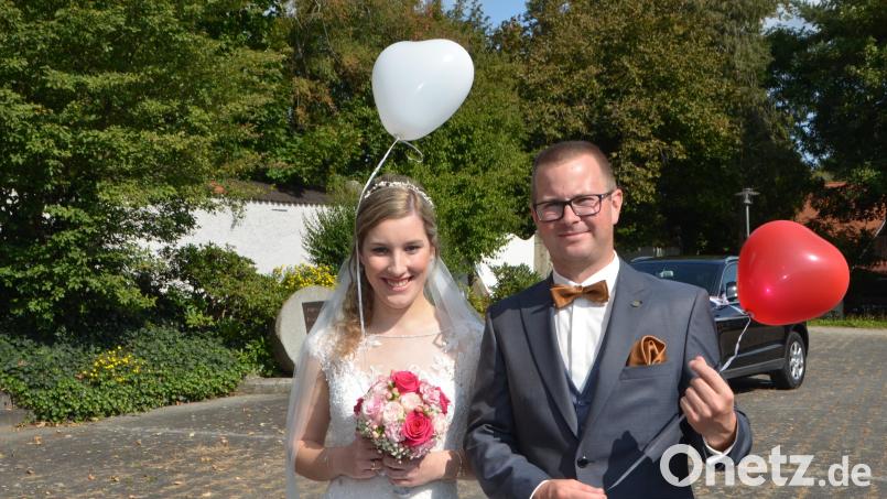 Mit rot-weißen Luftballons überraschten die Familienangehörigen nach der Trauung in der Benefiziumskirche St. Johannes Nepomuk die Brautleute Verena Graf aus Waldau und Christian Rockinger aus Weiden. Bild: dob