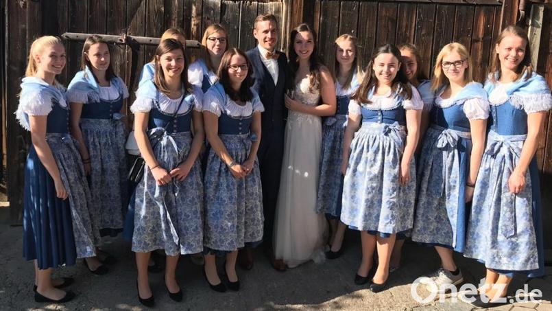 Die Mädels der Haidenaaber Landjugend begleiteten Rebecca Reichl und Dominik Oberst (Mitte) bei den ersten Schritten auf dem gemeinsamen Lebensweg. Bild: hai