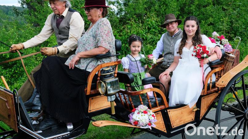 Mit "Herrschaften aus dem englischen Königshaus" auf dem Kutschbock ließen sich die Frischvermählten Maia Hann und Daniel Brenneiser mit einer Originalkutsche aus dem 19. Jahrhundert zur Hochzeitsfeier fahren. Bild: do