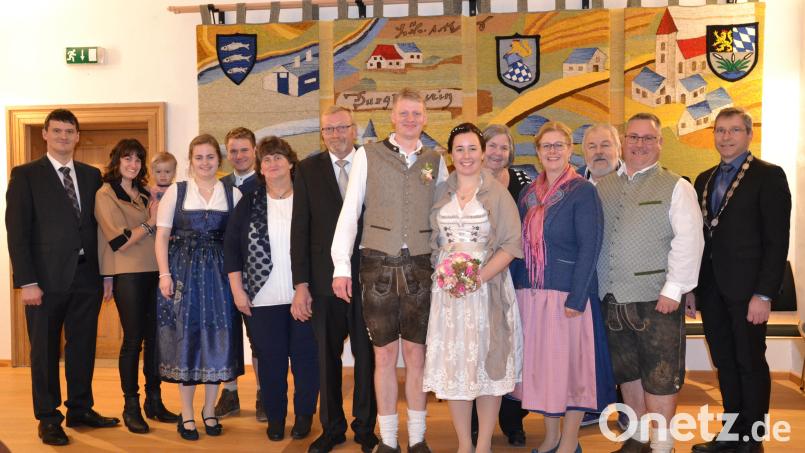 Viele gute Wünsche gaben dem jungen Brautpaar Michael Scheuerer und Susanne Kurz die Eltern und Angehörigen sowie der Bürgermeister Hermann Ach (rechts) mit auf dem gemeinsamen Lebensweg. Bild: gi