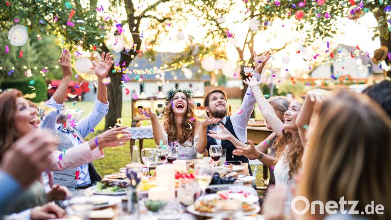 Richtig günstig – und charmant – ist eine Feier im eigenen Garten. Bild: Adobe Stock