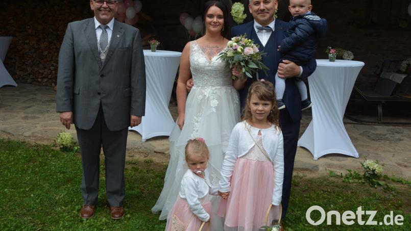 Im Sengerhof in Bad Neualbenreuth schlossen Tina Grillmeier und Matthias Bätzl den Bund der Ehe. Mit dabei waren neben dem gemeinsamen Söhnchen Leon auch die Blumenmädchen Jule (links) und Mia. Bürgermeister Klaus Meyer leitete die feierliche Zeremonie. Bild: jr