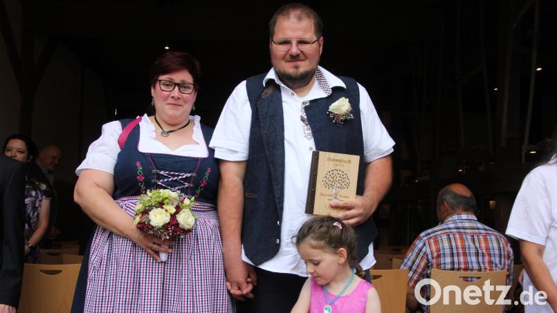 Das Brautpaar Alexandra und Thomas Münzel beim Verlassen des Sengerhofes, mit dabei Brautmädchen Christina. Bild: kro