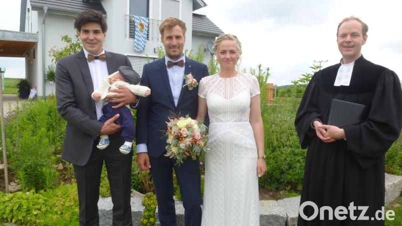 Jonas und Anna Wurzer vor ihrem 2018 bezogenen Eigenheim mit dem soeben getauften Söhnchen Paul auf dem Arm des Paten Elias Wurzer und Pfarrer Matthias Weih. Bild: bk