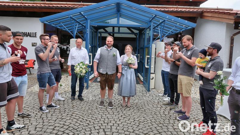 Glücklich und strahlend schritten Johannes Härtl und Rosalie Gmeiner durch das Ehrenspalier des TSV Friedenfels. Bild: bsc