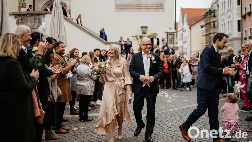 Mit den frisch vermählten Christian und Ann-Kristin Deglmann freuen sich Familie und Freunde Bild: Dominik Lenz/exb