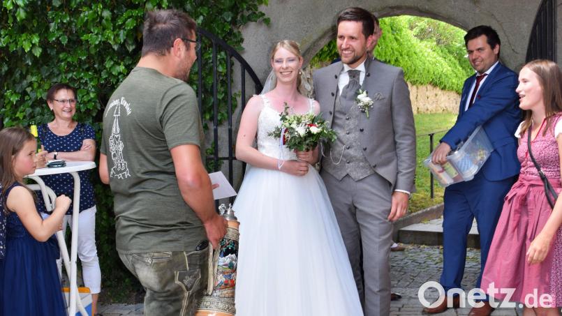 Markus Rippl von den Königsteiner Kirwapaaren (links) ließ das Brautpaar aus der Kirwaliesl trinken Bild: wku