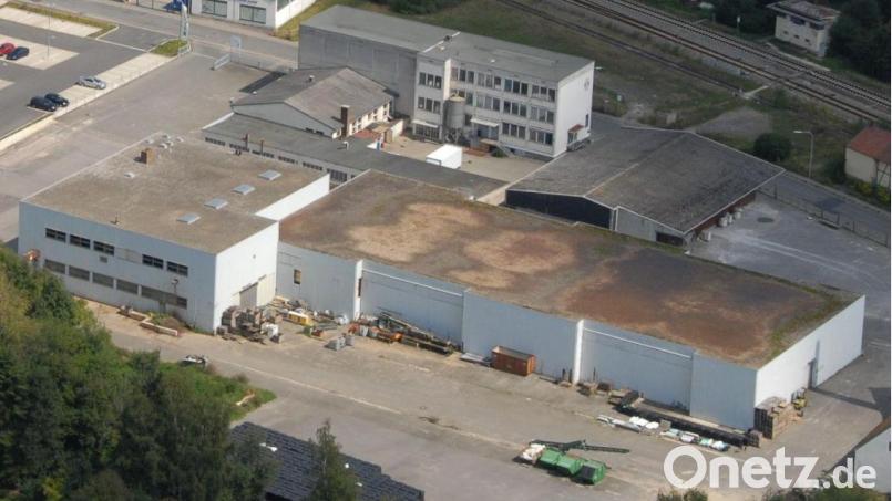 Das frühere Baywa-Kartoffellager an der Austraße in Nabburg ist als Standort für eine Sammelunterkunft für Geflüchtete im Gespräch. Luftbild: Michael Ascherl/exb