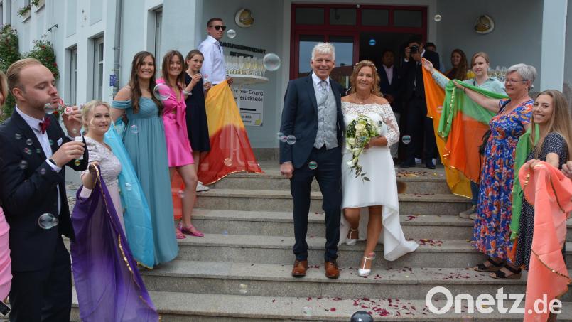Über viele Glückwünsche durfte sich am Samstagnachmittag das Brautpaar Sonja Friedrich und Manfred Sommer freuen. Zuvor schlossen beide im Rathaus vor Standesbeamtin Luisa Kamm den Bund fürs Leben. Bild: jr