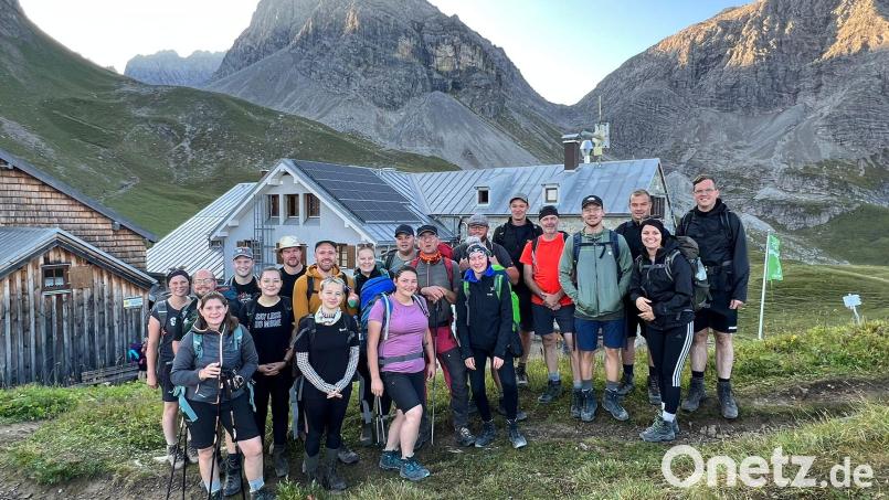 Die Rovergruppe der Pfadfinder Tirschenreuth bei ihrer jährlichen Hüttentour. Das Bild zeigt die Teilnehmer vor dem letzten Etappenziel, die Rappenseehütte. Bild: Pfadfinder Tirschenreuth/exb