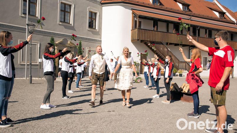 Marion und Christopher Roidl erwartet nach dem Jawort ein Spalier von Schmidmühlener Vereinen. Bild: bjo
