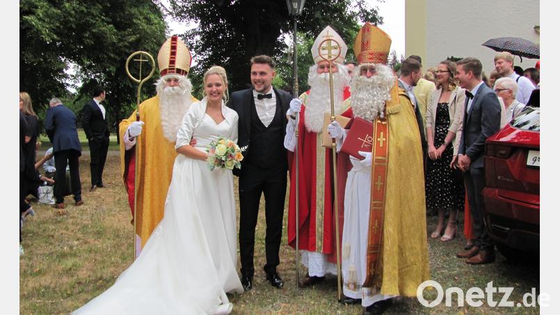 Da Kristin Schlosser-Braun (Braut) in der Weihnachtszeit den Nikolaus in Weiden als Engerl begleitet, ließen es sich drei "Heilige" nicht nehmen und standen vor der Moritzkirche für sie und ihren Bräutigam Fabian Spalier. Auch Polizeikollegen und Arbeitskollegen der Braut fanden sich vor dem Gotteshaus ein. Bild: sei