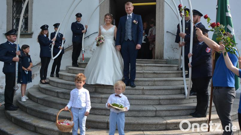 Ein riesiges Ehrenspalier bereiteten Vereine und Arbeitskollegen dem Brautpaar Christina Stock und Johannes Schrems am Samstagmittag vor der Pfarrkirche St. Leonhard in Leonberg. Mit dabei waren die beiden Brautjungen Joshua (links) und Leonhard. Gefeiert wurde dann im Gasthaus Sommer in Kondrau. Bild: jr