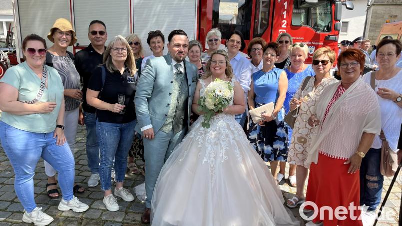 Dominik und Marina Muhr geben sich nun vor Gott das Eheversprechen. Die Damen der Frauenunion, CSU, Feuerwehr, Apre-Skihüttenfreunde und Reiterfreunde warteten nach der Messe mit Spalieren, Aufgaben und Glückwünschen auf. Bild: mor