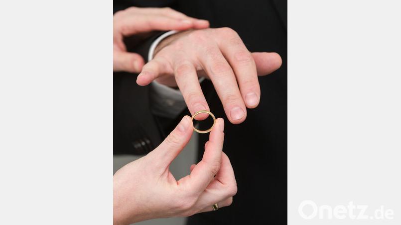 Der Hochzeitstag will gut vorbereitet sein. Im Zentrum der Planung steht die Suche nach einem geeigneten Datum fürs Eheversprechen. Bild: dpa