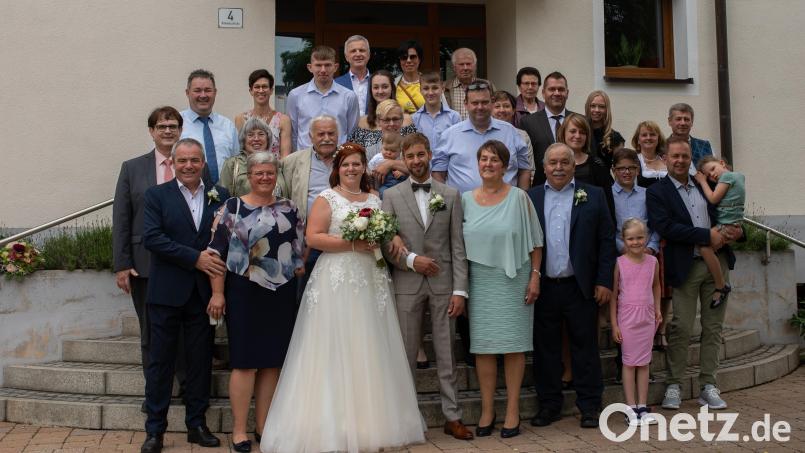 Dass sie immer unter einem guten Stern stehen, wünschte in Freihung nicht nur Max Heindl (Zweite Reihe, links) dem Brautpaar Andreas und Miriam Kummer, sondern auch die Angehörigen und Verwandten. Bild: bk