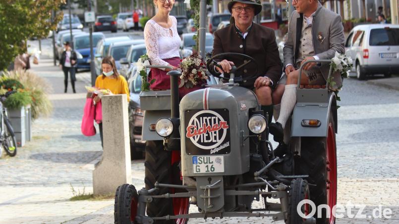 Miriam Beer und Tobias Tischler auf dem Weg zum Standesamt. Bild: mfh