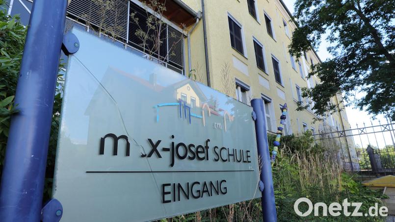 Im Umfeld der Max-Josef-Schule ein Unbekannter eine Zweitklässlerin angesprochen. Archivbild: Wolfgang Steinbacher
