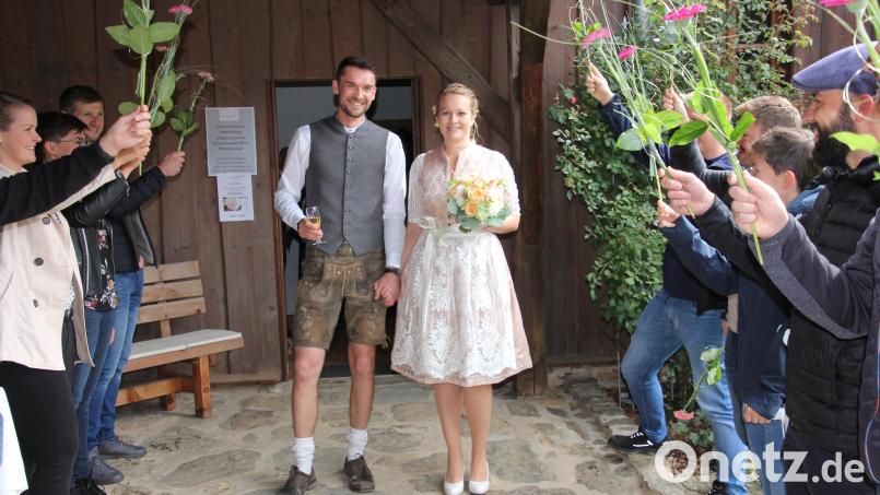 Nadja Brucker und Philipp Hopfner gaben sich im Sengerhof in Bad Neualbenreuth das Jawort. Bild: kro