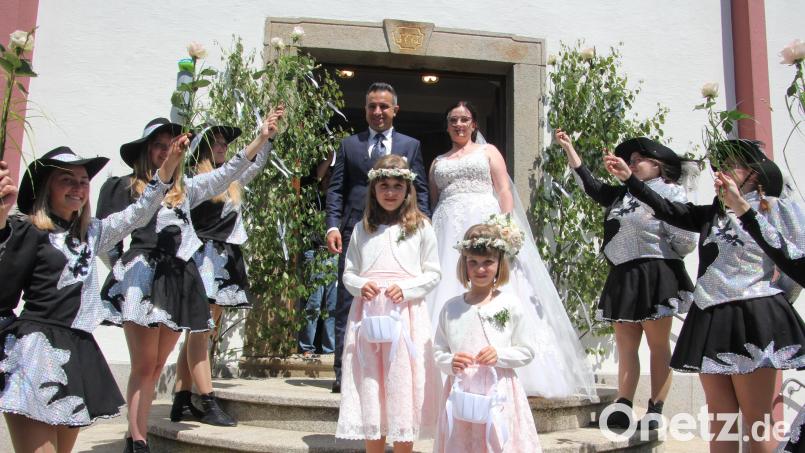 Anja und Kamran Goorkany wurden nach der kirchlichen Trauung in der Kirche St. Katharina in Mähring von der Prinzengarde des Faschingsvereins &quot;Rosamunde&quot; Mähring erwartet. Mit dabei waren die beiden Brautmädchen Pia (links) und Ines (rechts). Bild: kro