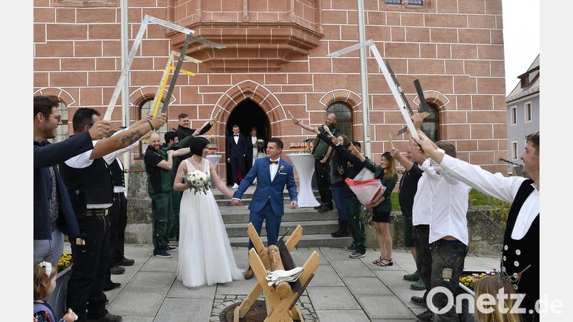 Nach dem Jawort schreiten Marina und Florian Welz durch das Spalier der Mitarbeiter der Firma Glasbau Welz vor dem Sulzbach-Rosenberger Rathaus. Bild: Petra Hartl
