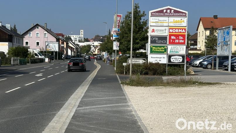 Zur Ein- oder Ausfahrt ins Fröschau-Einkaufszentrum gibt es keinen direkten Radweg, sondern nur einen Gehsteig. Ein kombinierter Geh- und Radweg ist nur auf der gegenüberliegenden Seite der Rosenberger Straße angelegt. Radler, die ins Einkaufszentrum wollen wollen, müssen dort die stark befahrene Straße überqueren. Bild: Andreas Royer
