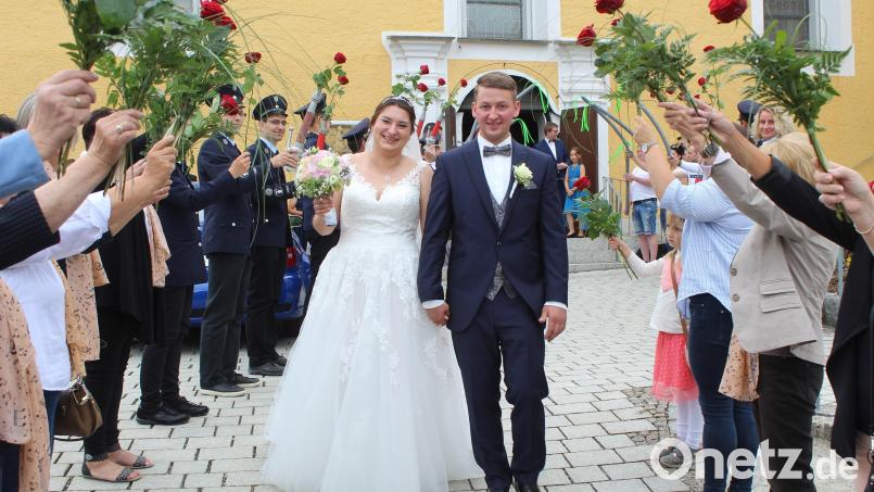 Für die Frischvermählten standen auf dem Kirchplatz in Ebnath Vereine und Kollegen Spalier. Bild: soj