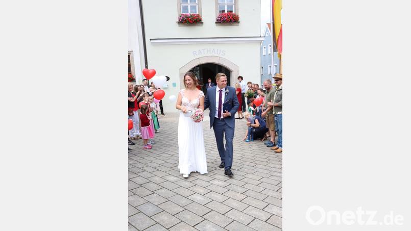 Viele Freunde und Bekannte warten nach der standesamtlichen Trauung auf dem Neustädter Rathausvorplatz auf das Brautpaar. Lucia Lúčanská und Tobias Knauer. Bild: krb
